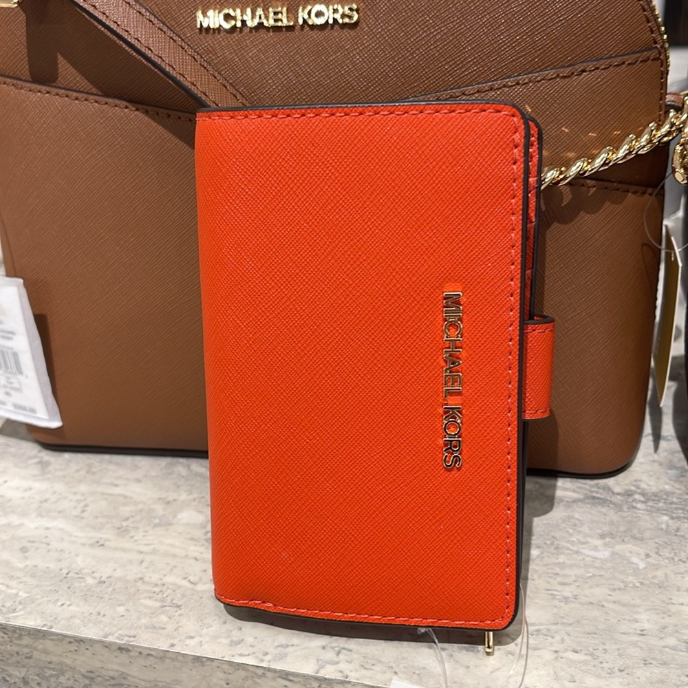 MICHAEL KORS Medium Crossgrain Leather Bifold Wallet ZP CN
Red Clay 
NWT - Picture 16 of 16